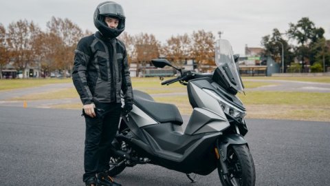 VOGE le enseña a manejar a Mateo Salvatto para lanzar el nuevo Maxi Scooter SR3