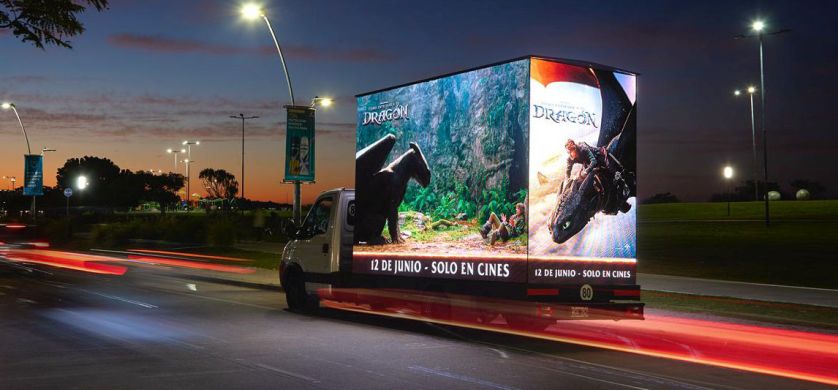 Global Vía Pública Argentina presenta su nuevo formato: valla móvil led