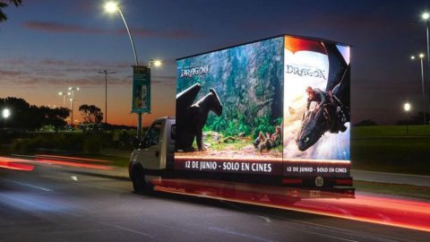 Global Vía Pública Argentina presenta su nuevo formato: valla móvil led