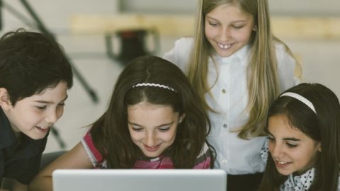 Tecnología y diversión en casa: La propuesta de Telecom para celebrar el mes de las infancias