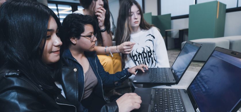 Telecom invita a chicas adolescentes a dar sus primeros pasos en tecnología