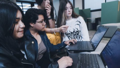 Telecom invita a chicas adolescentes a dar sus primeros pasos en tecnología