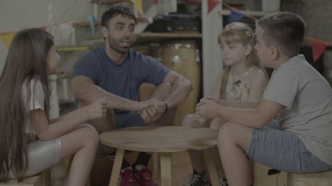 Día de la Niñez: Escuela Plus estrena “Explora Filosofía”, con Eial Moldavsky