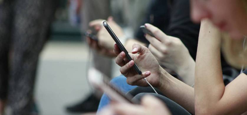 Seis de cada diez argentinos revisan sus redes sociales todos los días