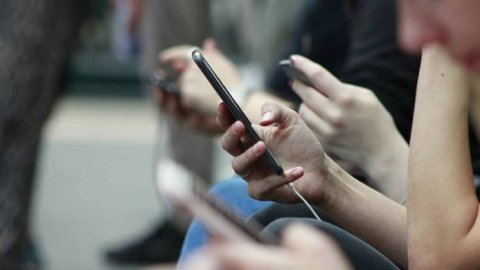 Seis de cada diez argentinos revisan sus redes sociales todos los días