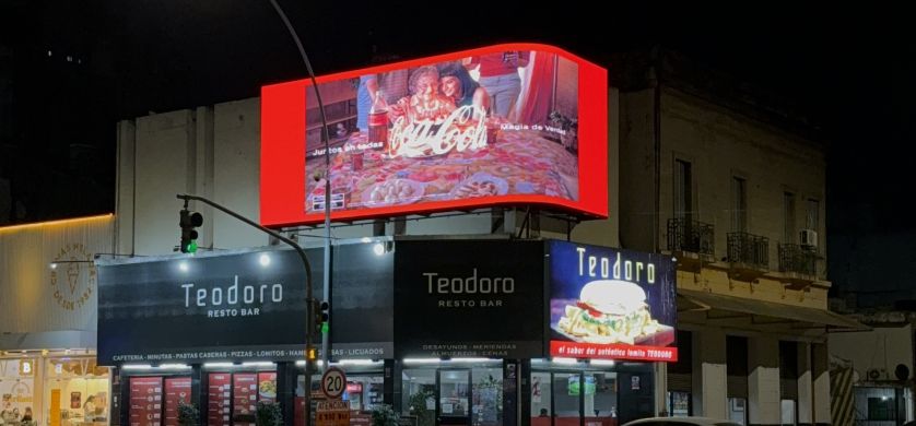 Señal enciende la primera pantalla led curva en la Ciudad de Córdoba