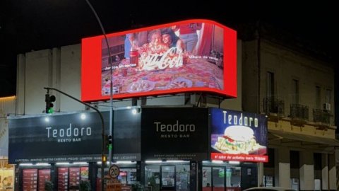 Señal enciende la primera pantalla led curva en la Ciudad de Córdoba