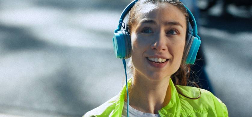 Banco Patagonia refuerza su propuesta de valor con “Te Quiero”, junto a TombrasNiña