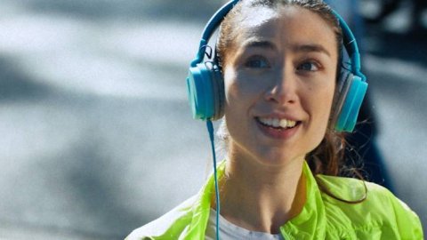 Banco Patagonia refuerza su propuesta de valor con “Te Quiero”, junto a TombrasNiña