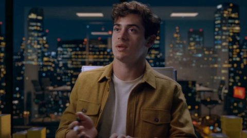 Con un spot, Mercado Pago lanzó una edición limitada de su tarjeta de crédito firmada por Franco Colapinto