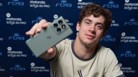 Franco Colapinto invita a ver su carrera en un Motorola Smart TV