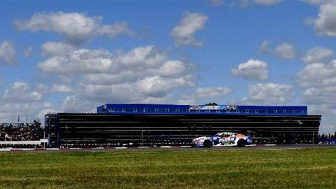 El Turismo Carretera completa la temporada en La Plata, en vivo por la TVP