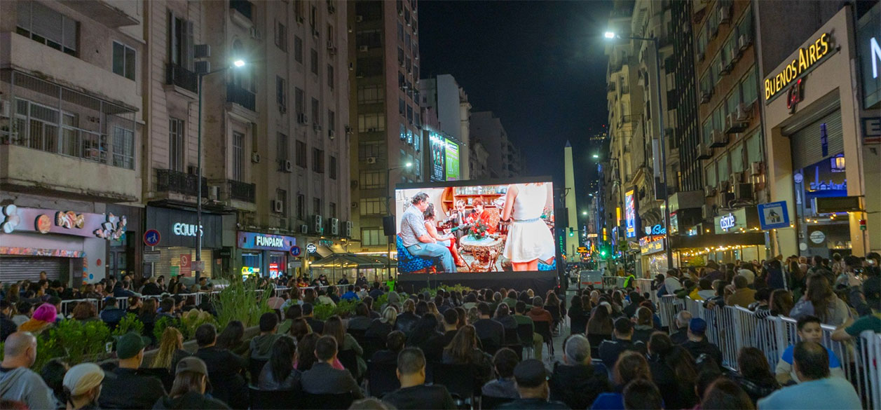 Corrientes no duerme: este sábado la avenida más icónica de Buenos Aires abre hasta las 3 AM