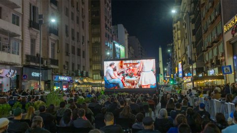 Corrientes no duerme: este sábado la avenida más icónica de Buenos Aires abre hasta las 3 AM
