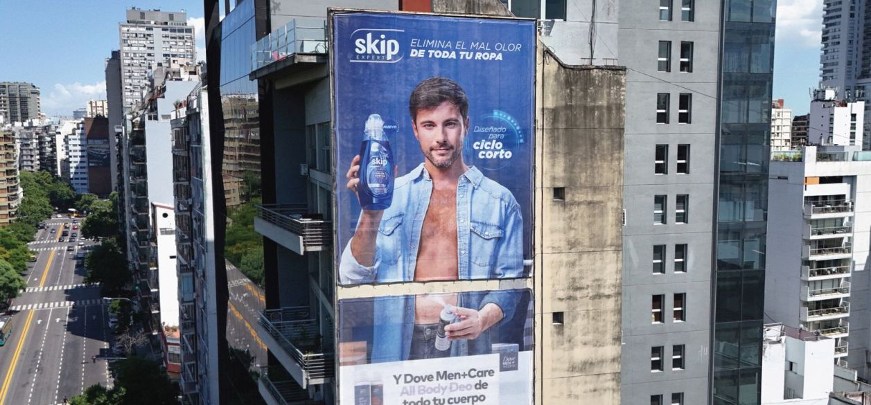 Dove Men+Care irrumpe en la vía pública interviniendo carteles de otras marcas