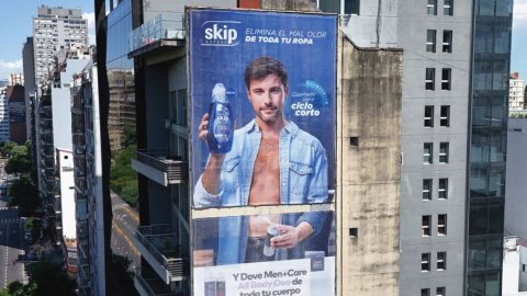 Dove Men+Care irrumpe en la vía pública interviniendo carteles de otras marcas