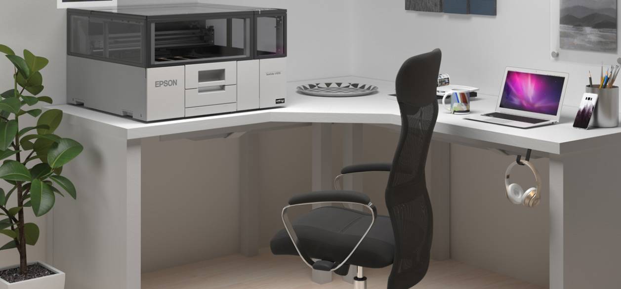 Epson presenta una impresora UV compacta orientada a la personalización y la producción a pequeña escala