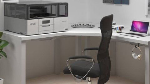 Epson presenta una impresora UV compacta orientada a la personalización y la producción a pequeña escala
