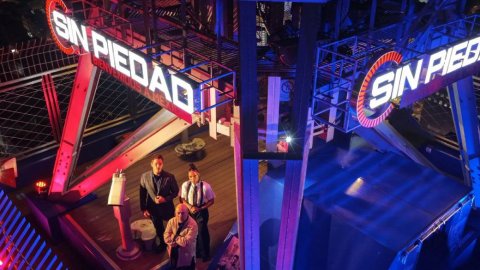 Archer Troy acompañó el estreno de "Sin Piedad" con una intervención urbana en CDMX