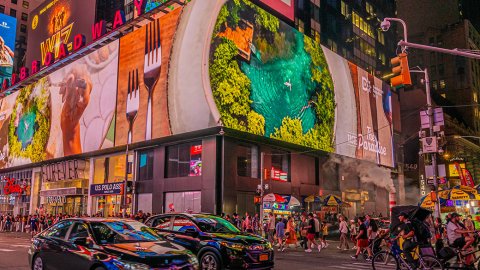 Latcom en Fitur 2026: el out of home como motor estratégico del crecimiento turístico