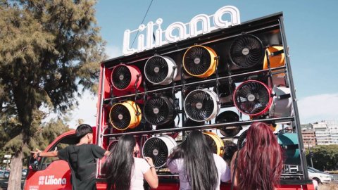 Liliana lleva frescura a la calle con una acción urbana contra el calor