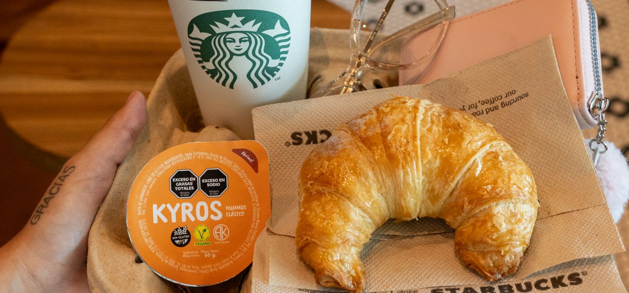 Starbucks Argentina suma a Kyros Hummus con su nuevo formato