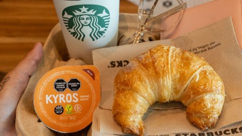Starbucks Argentina suma a Kyros Hummus con su nuevo formato