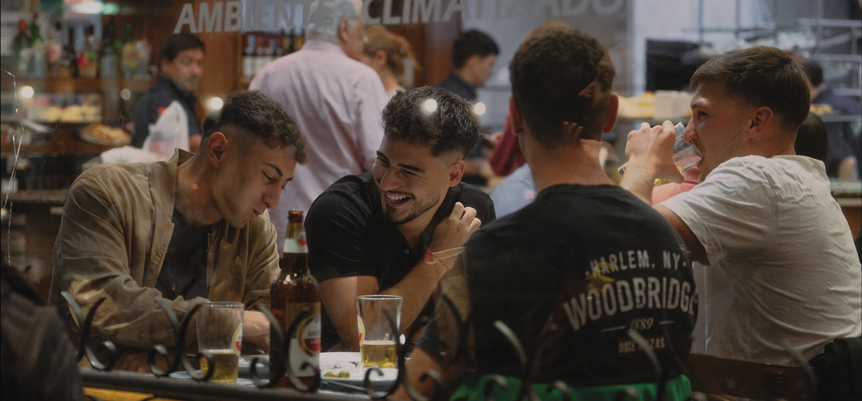 Amstel lanza “Shot Without Permission”, su nueva campaña sobre amistad auténtica