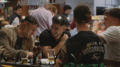 Amstel lanza “Shot Without Permission”, su nueva campaña sobre amistad auténtica