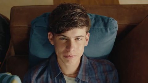 “Escuchá a los que más saben”: Dermaglós y su nueva campaña sobre acné