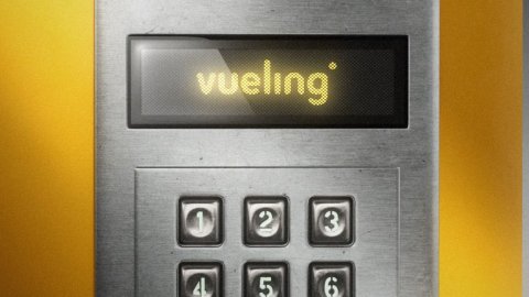 Vueling esconde códigos de descuento en fragmentos de la leyenda de Sant Jordi repartidos por Barcelona