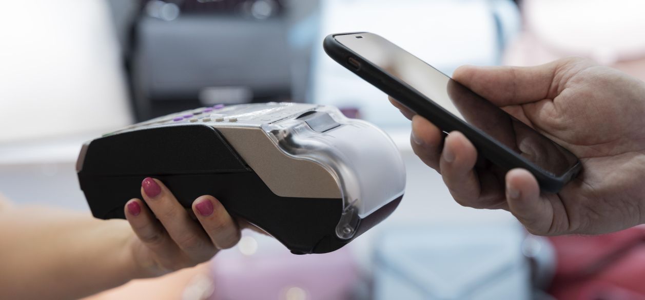 Apple Pay y Google Pay marcan el ritmo el de los pagos digitales: Lyra impulsa su adopción con tasas de aprobación del 96% en Colombia
