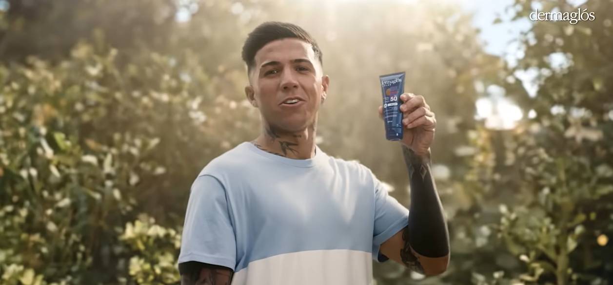 Enzo Fernández protagoniza el nuevo comercial de Dermaglós