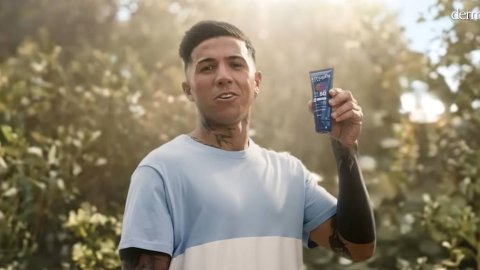 Enzo Fernández protagoniza el nuevo comercial de Dermaglós
