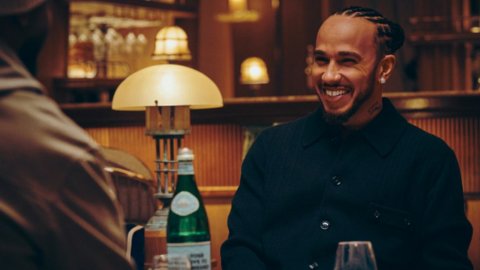 Sanpellegrino captura la conexión real entre Lewis Hamilton y su círculo más cercano