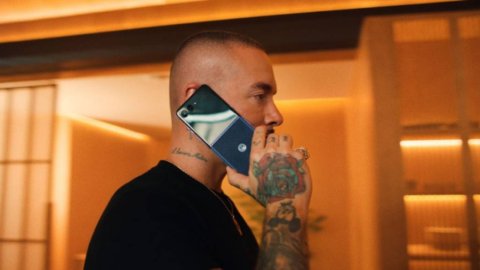 Motorola celebra el Mundial 2026 con una campaña global protagonizada por J Balvin