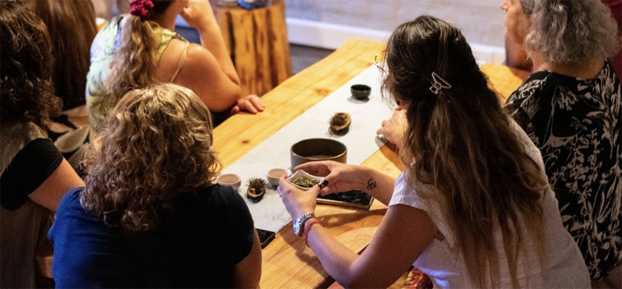 Kinzen celebra el Mes del Té con una agenda de experiencias sensoriales, rituales ancestrales y bienestar