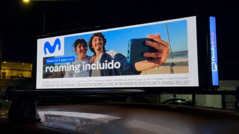 Movistar implementó una campaña geolocalizada y certificada en la red de taxis de Doohdrive