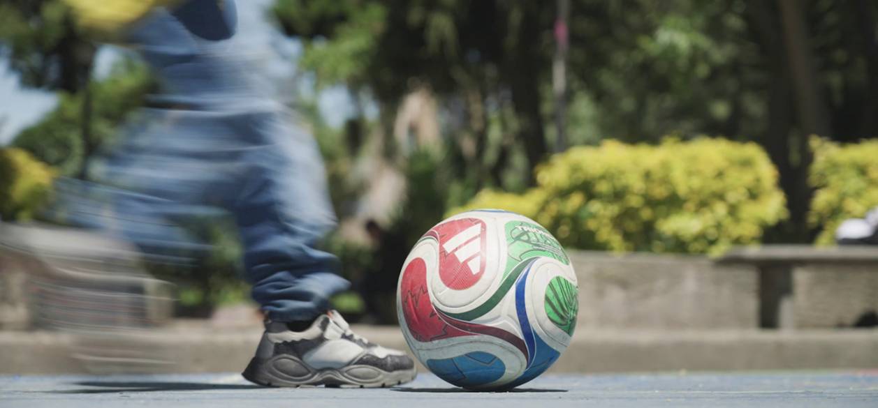 DIRECTV suma a su grilla "La cancha imaginaria", la serie que une fútbol e infancia en América Latina