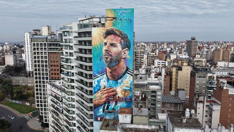 Alba renueva el mural de Messi que domina la costanera rosarina