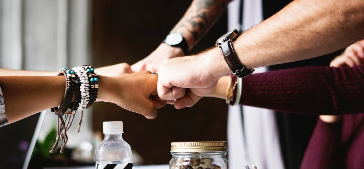 Del bar al living: la nueva forma de festejar el Día del Amigo entre millennials y Gen Z