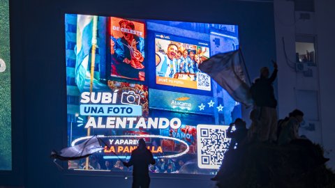 Grupo Vía y Atacama presentaron una nueva experiencia interactiva en la pantalla del Obelisco
