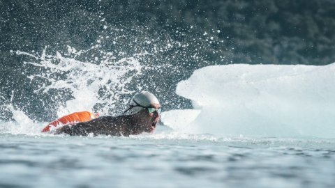 Comienza en la Winter Swimming World Cup 2026: atletas de distintos países competirán frente al glaciar Perito Moreno