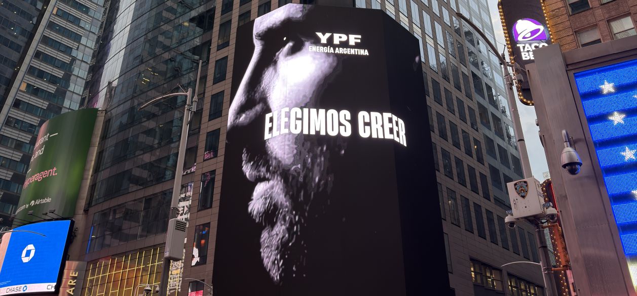 NINCH & YPF llevaron la energía argentina a Times Square para alentar a la Selección
