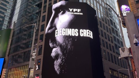 NINCH & YPF llevaron la energía argentina a Times Square para alentar a la Selección