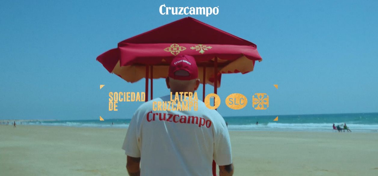 Cruzcampo rinde homenaje a quienes llenan de acento las playas andaluzas
