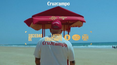 Cruzcampo rinde homenaje a quienes llenan de acento las playas andaluzas