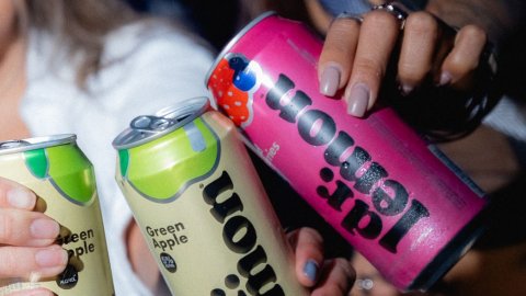 Más sabor, más ocasiones: Dr. Lemon lanza sus sabores Green Apple y Red Berries en lata