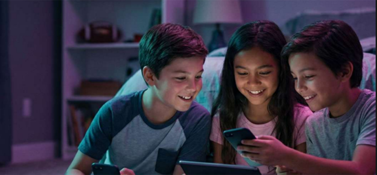 YouTube es la única pantalla sin brecha de NSE entre los U18, revela Kidscorp