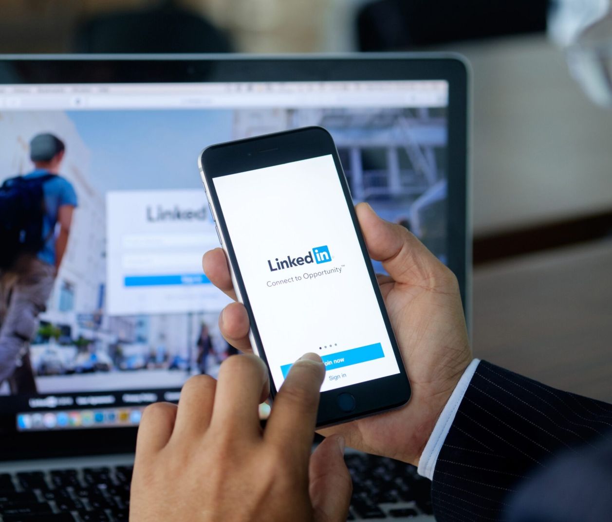 LinkedIn crea botón para denunciar publicaciones generadas con IA
